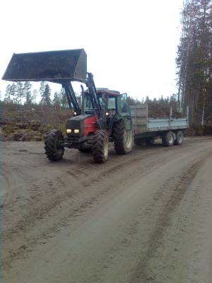 Valtra-valmet 900 ja tuhti m85
paska kuormaa kuskaamassa
Avainsanat: valtra 900 ja tuhti 9000kg