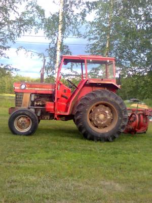 Massey Ferguson 165
Hyvä peli. Just oltu niittämässä. 
