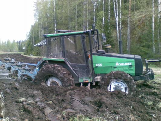 Valmet ja Överumit
kyntämässä. Ja pehmeetä oli
Avainsanat: Valmet 655 Överum N10