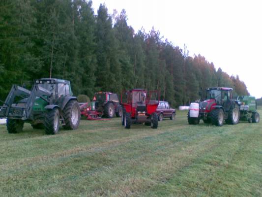 Rehuntekoa
Ensimmäisen sadon teossa Valtra 6250, Valtra 6650 ja Kverneland 7517, Valmet 405, Mitsu pajero, Valtra N141 ja McHale F550
Avainsanat: Valtra 6250 6650 405 N141 Kverneland McHale N10