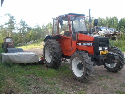 Valmet niittokoneella
"pikkuvalmetti" heinän niitosta tulleena
Avainsanat: Valmet 405 Kuhn N10