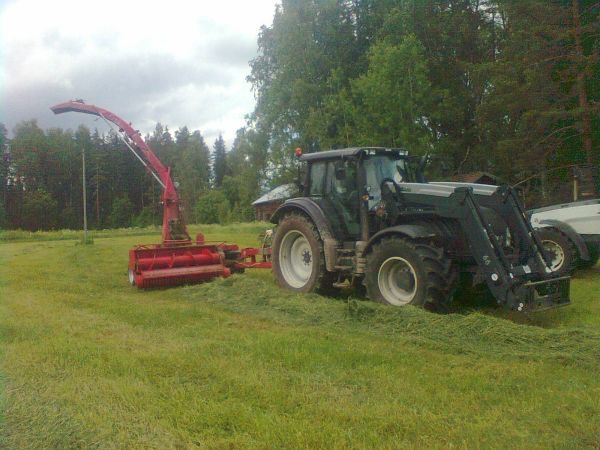 Valtra t163d ja jf1050 
Valtra t163d ja jf1050 pidennetyllä torvella
Avainsanat: T163d