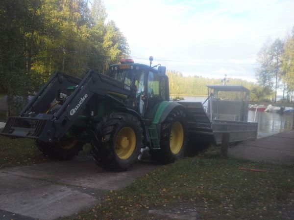 John Deere 6620
Ponttoonin kuljetus viime kesältä
Avainsanat: John Deere 6620