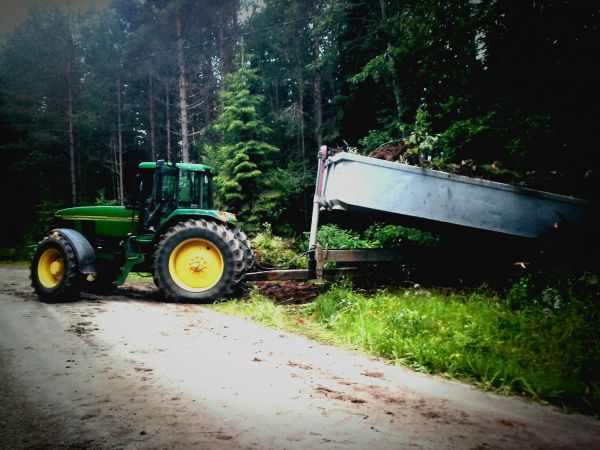 John Deere 7600
John Deere 7600 maansiirtoajossa viimekesältä.
Avainsanat: John Deere 7600 maansiirto