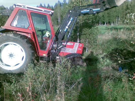 Fiat 85-90
isännän piti vaan vähän kaivaa ojaa että vesi olisi päässyt eteenpäin muttä siihen fipukka istahti :D
Avainsanat: Fiat 85-90