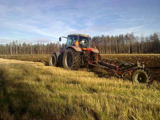 Kyntelyä
MF6480 ja lainassa oleva hinattava 5 siipinen Kverneland
Avainsanat: kyntöä massikka kverneland massey ferguson