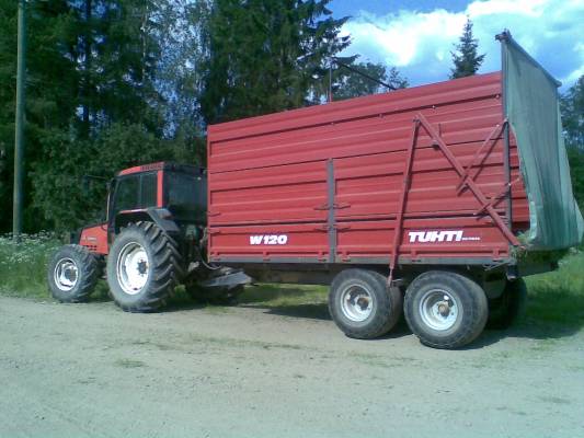 Valmet 6400 ja Tuhti W120
Urakoitsija vehkeitä nämäkin.
Avainsanat: valtra tuhti