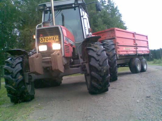 MF 3060T E & Junkkari 120
kävin viemässä lehmille rehua laitumelle...
Avainsanat: mf massey ferguson massikka junkkari