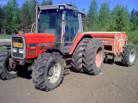 MF 3060 E Turbo ja Tume työleveys 2,5m
Kylvöjen alottelua.
Avainsanat: massikka kylvöä tume massey ferguson