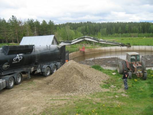 Kakka-Rekka ja massikka
Mattilan koneasemalta tuli tollanen urakoitsija. Toi 12km päähän pellolle sontoo ja tyhjensi kärreihin ja myö sitten levitettiin pelloille. Kätevä ratkaisu jos pellot ovat kaukana. Ton säiliö oli jtn 33-36 kuutioo ja se täytti ton 4 min. :D
Avainsanat: rekka massikka