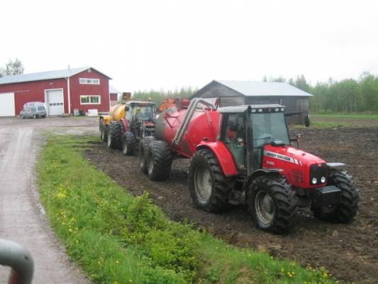 Lietteen ajoa
Ajettiin urakalla lietettä. Toinen ajaa MF 3115 ja Matti merkkistä 11 kuutioista kärriä ja toinen ajaa MF 6480 ja vetää 12,5 kuutioista livakkaa.
Avainsanat: livakka matti verku massikka massey ferguson liete