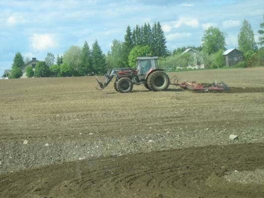 Massey Ferguson 3115 ja Potila 520
Äestämistä verkulla.
Avainsanat: massey ferguson 3115 potila