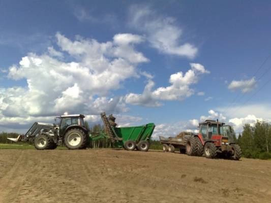 Kivenkeruu
Valtra N141 & Kivipekka 5 ja MF 3060 E Turbo & Runni 11
Avainsanat: valtra mf massey ferguson kivenkeruu kivipekka