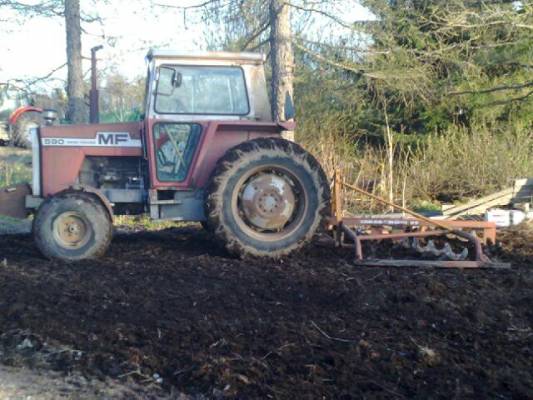 MF590 ja rullakarhi
Avainsanat: mf massikka massey ferguson karhi 590