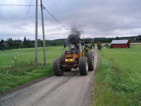 Valmet 1102
Ahtopaineita 2 bar nii alkaa tulemaan mustaa.
Avainsanat: 1102