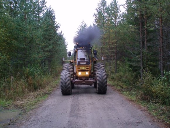 Valmet 1102
Voimasavuja päästelee valmetti.
Avainsanat: 1102