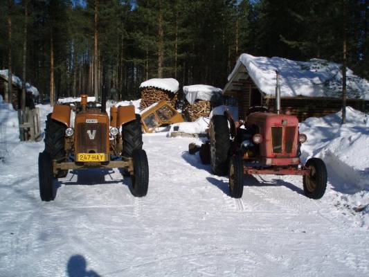 Valmet 500 ja DB 950
Rattorit päivää paistattelemassa
Avainsanat: DB