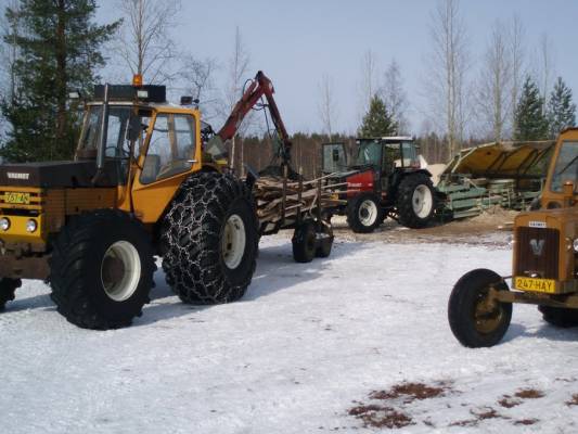 Sahausta
Sahautettiin tukkia viime keväänä. Koneet Valmet 1102, Valmet 665 ja Valmet 500.
Avainsanat: sahausta