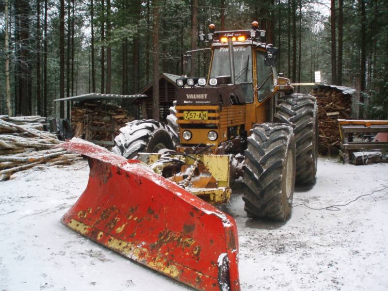 Valmet 1102 ja alueaura
Lumia ootellessa
Avainsanat: valmet 1102 alueaura