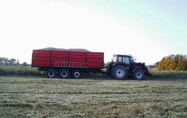 Valtra 6850 HTT ja "Junkkari 325"
Valtra 6850 ja Scania 143 alustainen viljakärry.
Avainsanat: Valtra 6850 viljakärryt