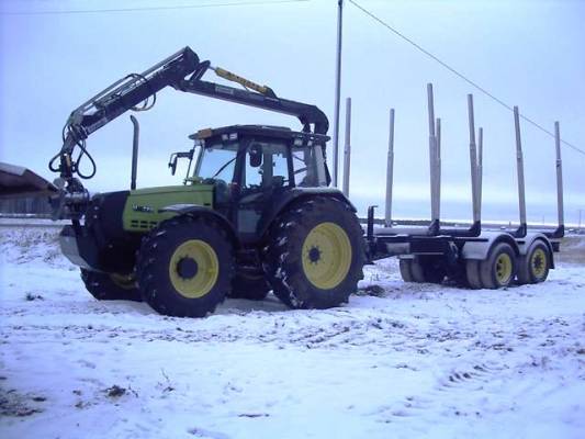 Valtra 6800 ja puutavaravaunu
Valtra 6800 T, Cranab ja Scania 112 alustainen puutavaravaunu.
Avainsanat: Valtra puutavaravaunu