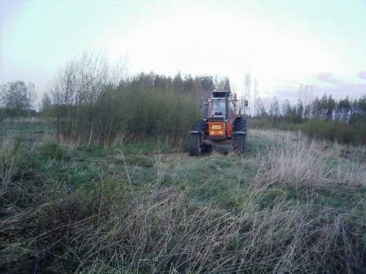 Valmet 1203 ja Machio
Valmet 1203 ja Machio murskain pieksee viitikkoa.
Avainsanat: Valmet 1203 machio