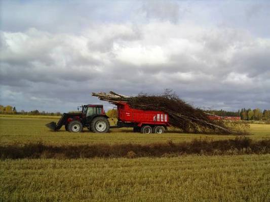 Valtra 6850 HTT ja louhosvaunu
Valtra 6850 risunajossa.
Avainsanat: Valtra 6850 kivikärry