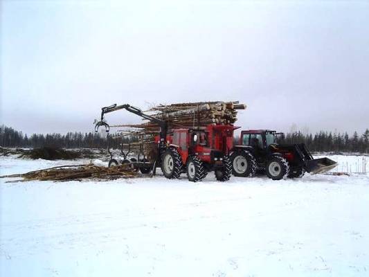 Valmet 805 ja Valtra 6850
Valmet 805 & Patruuna 860 ja metsäkärry. Valtra 6850 ja louhosvaunu.

Ranganajoa tammikuussa.
Avainsanat: Valmet Valtra Patruuna