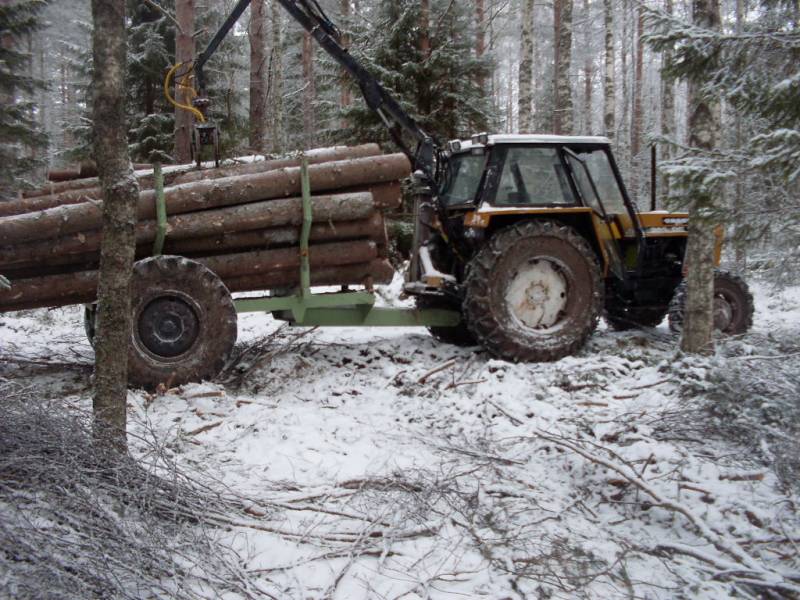 Ursus 385 omavalmiste kärry ja joku pilkki
Puun ajoa halvimmillaan
