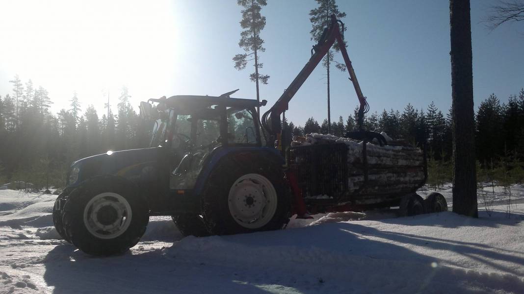 Keväistä puun ajon aloittelua
Nh tl90a ja Kesla Patun mehtäkärri ja kuormain
Avainsanat: Puiden ajoa