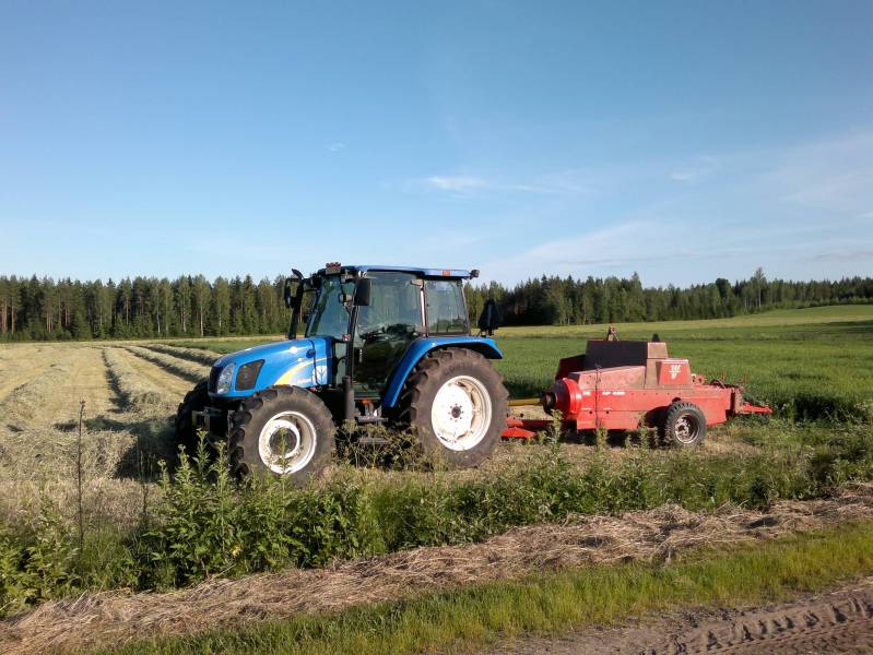 Kuivan heinän tekoa
Nh tl90a ja welgeri
Avainsanat: heinän teko