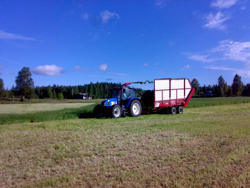 Rehuntekoa 2010
New Holland tl90a, taaruppi ja rehukärri
Avainsanat: Rehunteko