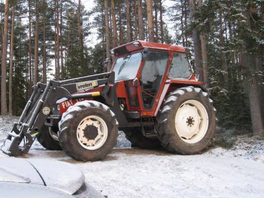 Fiat 110-90
Tuommonen löytyy pihasta. Kyllä näkee etukuormaimelle tuon keulan kans
Avainsanat: Fiat110-90 NewHolland110-90(97)