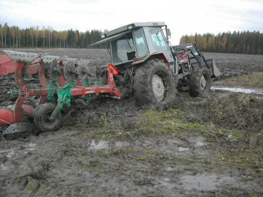 Joka toiselle kuoppaa kaivaa
Se itse sihen lankeaa.. täytetyssä kuopassa
MF3080 + Kverneland Mod.E
