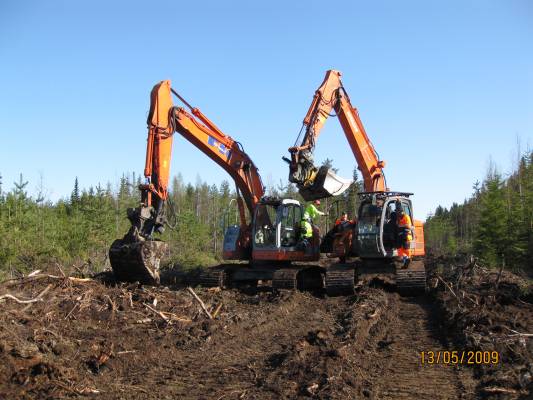 Fiat-Kobelco 235 -05 ja Hitachi
Peitto ja viimeistely kone
