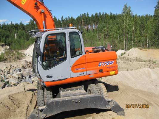 Fiat-Kobelco 175
Pyöräalustainen soramontulla
