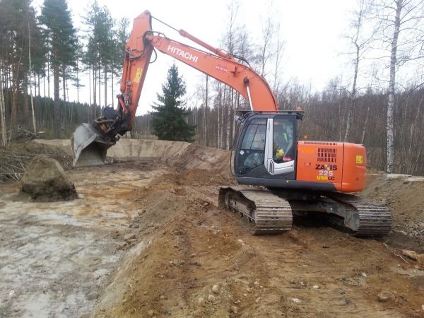 Hitachi 225 
Altaan tekoa ruoppausmassoille
