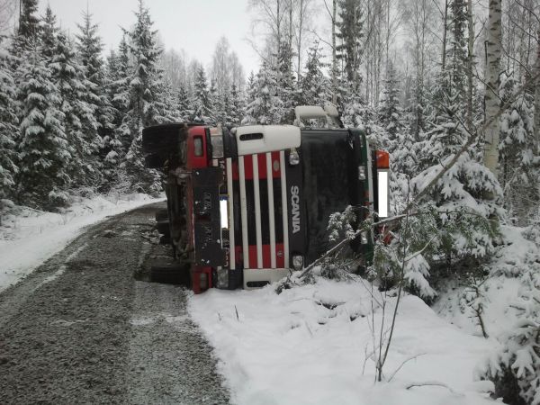 Scania kellahti kyljelleen
Tien reuna petti, kun olin alottaa maton vetämistä. Edellisellä kerralla se kesti kun oli vaan jämät lavalla..
