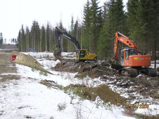 Volvo 240 -06 ja Hitachi 135
vesi- ja viemärilinjalta
