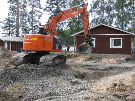 Mökkityömaa
Mökin laajennusta, imetyskenttä + säiliö
