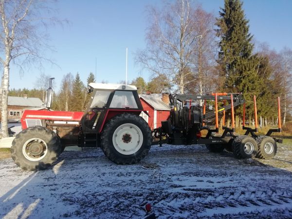 Zetor 12045 ja bmf mehtäkärry
Rystalli ja uus bmf kärry 10t2pro, kuormaaja 720
