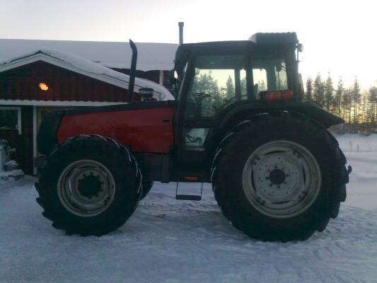 Valmet 8400 -94
Aikalailla valmis. etukuormaaja vielä korjata ja paikoilleen. nyt sentään pysyy pellitkin paikoillaan. Huonolla kameralla otettu. 
Avainsanat: valmet 8400