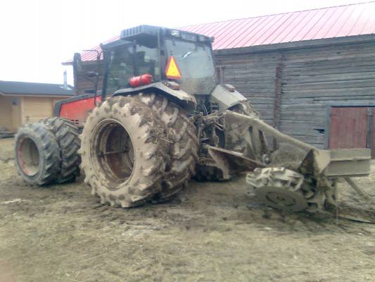 Valmet 8400 ja ojajyrsin
Ojien jyrsinnän jälkeen, sai pestä parikertaa takalasin jyrsintöjen aikana.
jyrsin saisi vain olla hieman kovemmalla kulmalla oleva, ja kahella kiekolla.
Avainsanat: 8400 valmet ojajyrsin