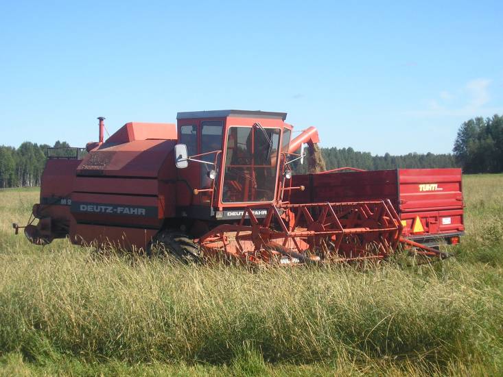 Deutz fahr M922
Rukiin puintia. pari kertaa piti vetää, kun oli sen verta märkä pelto. Illasta laitettiin parikkaat niin pysyi pinnalla.
Avainsanat: Deutz fahr M922