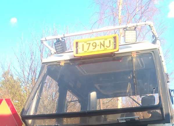 Näläkäraamit Leylandiin.
Tietäävät puukenkämiehetkin, että samaa leivänsyrjää järsitään luvanvaraisesti maatalouskalustollakin ;-)
Avainsanat: leyland liikennelupa