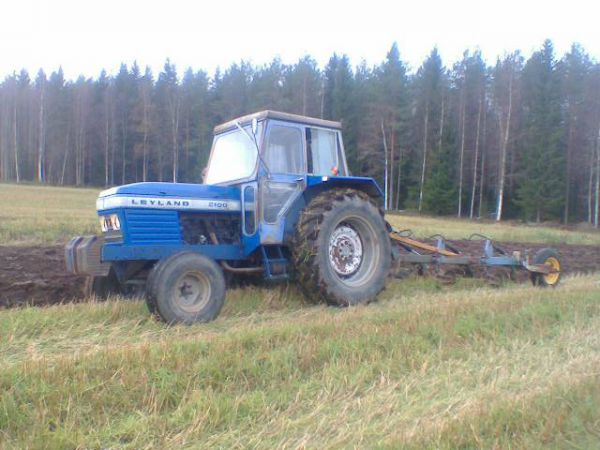 Leyland 2100
Kutosvoimaa Kuuksenvaaraan. 1260 tuntia ajettu Leyland 2100.
Avainsanat: leyland kutonen ukkoleukku 2100 10 vaihteinen