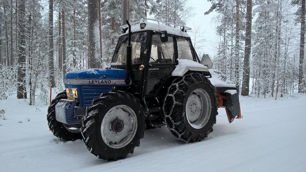 Leyland 472 ja oxsanpaska.
Leyland, ajaton tyyliltään, mahtava ajoltaan. Tilani ehdottomasti paras traktori.
Avainsanat: Leyland Oxsa