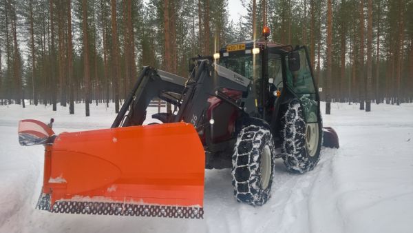 Valtra A93 ja Pronar PUV 3000m ja Näppä 2600
Kiitos sen haistapaskakyselyn poistamisesta sivuilta, tässä kuva valametista ja uudesta polakkipoikain hitsaamasta aurasta.
Avainsanat: valtra a93