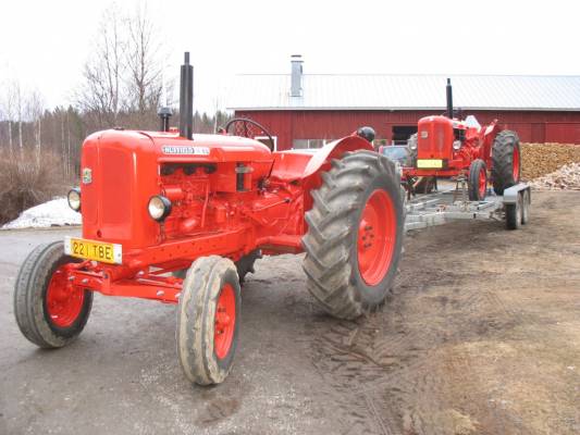 Nuffieldit 460 loikkarilla ja kolmonen
Tässä 460 juuri kunnostuksesta valmistuneena, vappuajoon Juukaan matka vie. Yhteensä 340 km matkaa edessä näin kesän alkuharjoitteluna. Pisin reissu suuntautuikin tällä yhdistelmällä Iisalmeen, jonne matkaa kertyi 300 km sivu. Ajonopeutena olen pitänyt noin 47 - 50 km/h jonka katson navigaattorista.  Vielä wanhat jaksaa.
Avainsanat: Nuffield loikkari kylmäkosken kertoja 460 universal three nuffit lavetti kuljetus