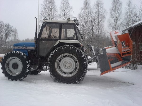 Leyland 472, Oxsa Evo 230
Varakone, Leyland 472 ja Oxsa Evo 230 -lumilinko. Leyland pelaa kuten aina, linko pikkuisen puolivalmiste paikoin vielä. Nuoskaa vie runnia paremmin, mutta...  ei mikään jokakelin linko kyllä ole...
Avainsanat: Leyland Oxsa Evo